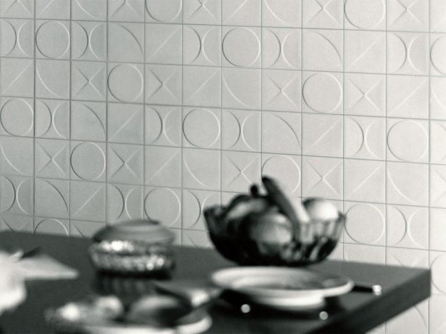 white patterned tile kitchen wall